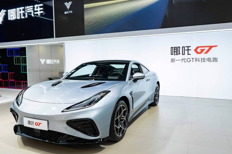 重庆87哪吒汽车在智能汽车领域的表现，领途汽车在新能源汽车市场中的影响力